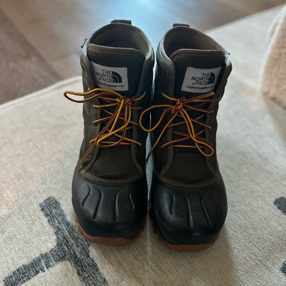 North Face MEN'S TSUMORU BOOT size 9 *like new